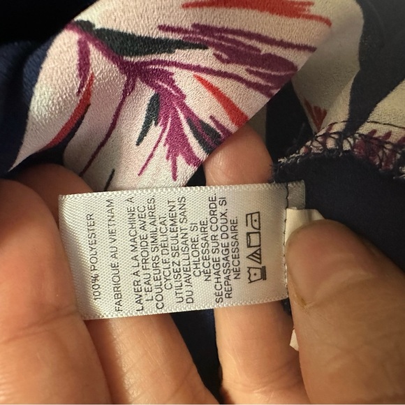 Express women’s blouse v neck button lightweight navy floral professional top S - Picture 6 of 7